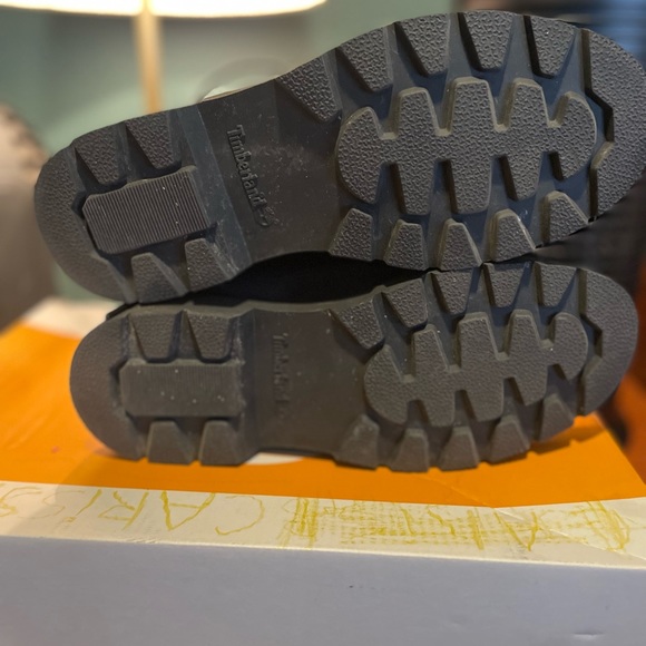 A pair of 6.5 Women or Men’s black Timberland Boots! - Picture 3 of 7